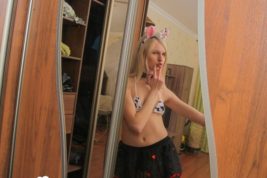 Juicy blonde poses in a sexy outfit