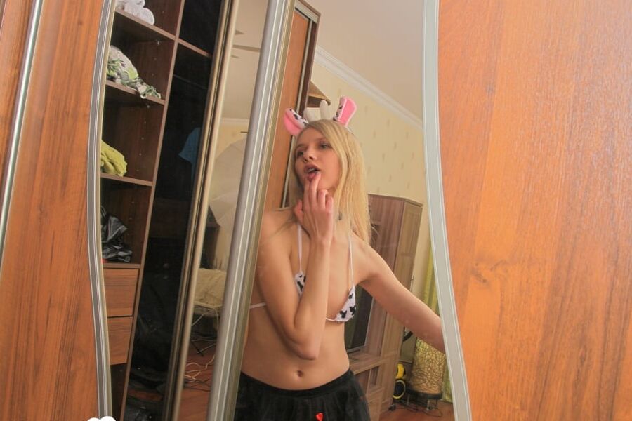 Juicy blonde poses in a sexy outfit