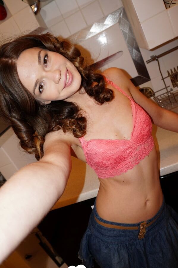 Cute cheerleader has some astonishing curves to share