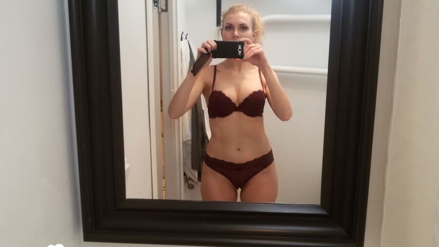 Blonde hottie knows how to take great selfies