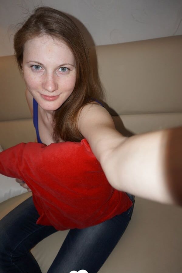 Stunning chick strips off her casual clothes