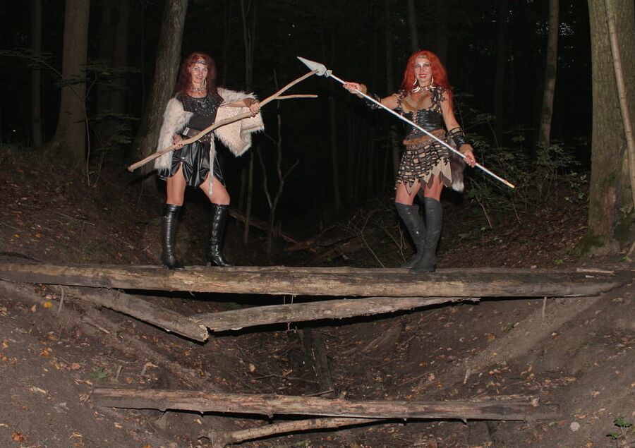 Savage Girls on Log together