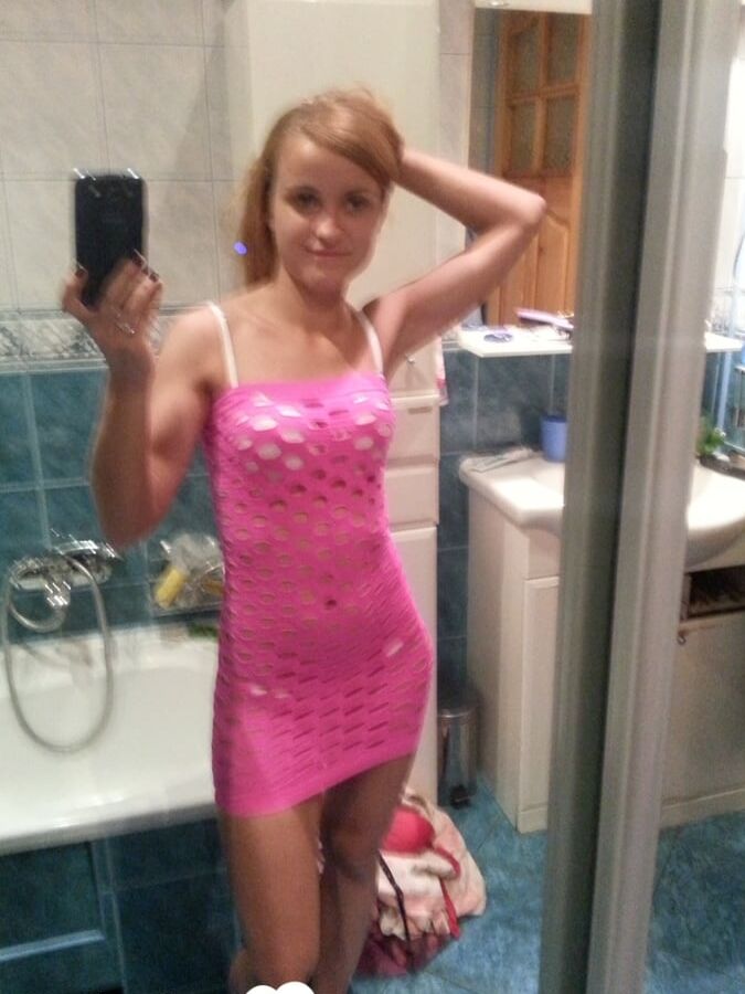 Seductive amateur knows how to flash her tits
