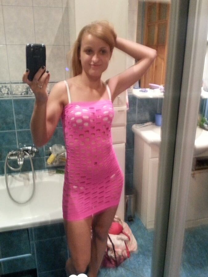 Seductive amateur knows how to flash her tits