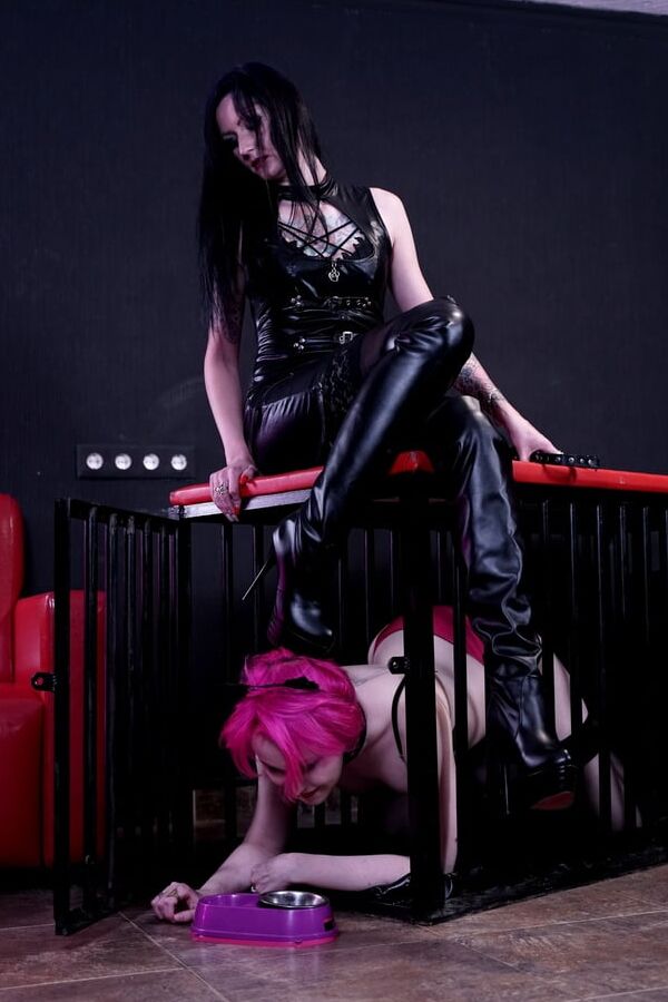 Dominatrix Nika and her slave