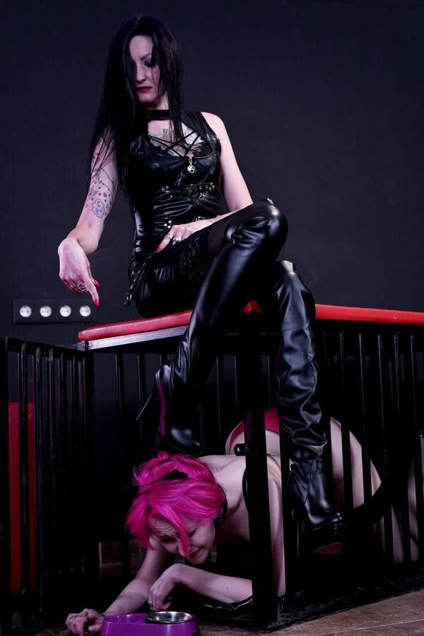 Dominatrix Nika and her slave
