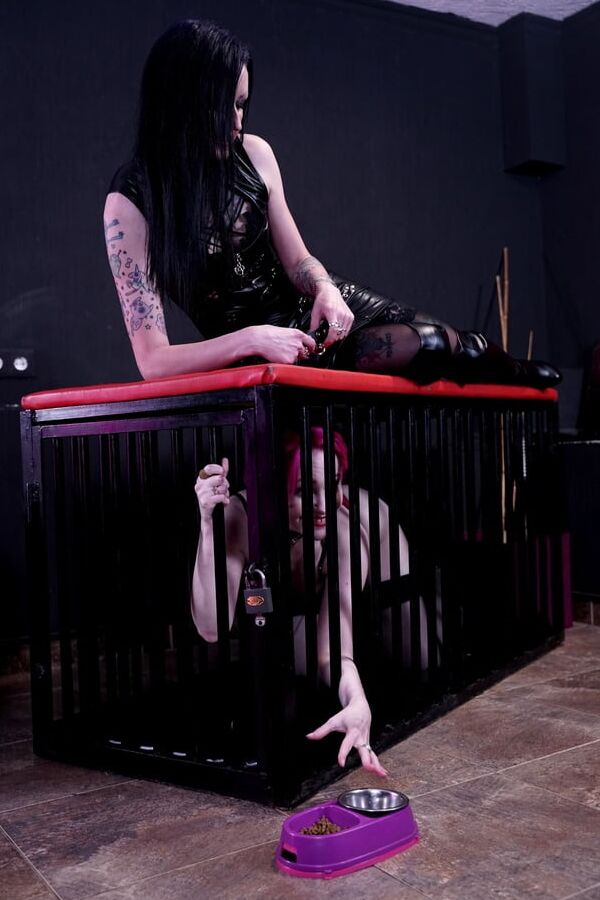 Dominatrix Nika and her slave