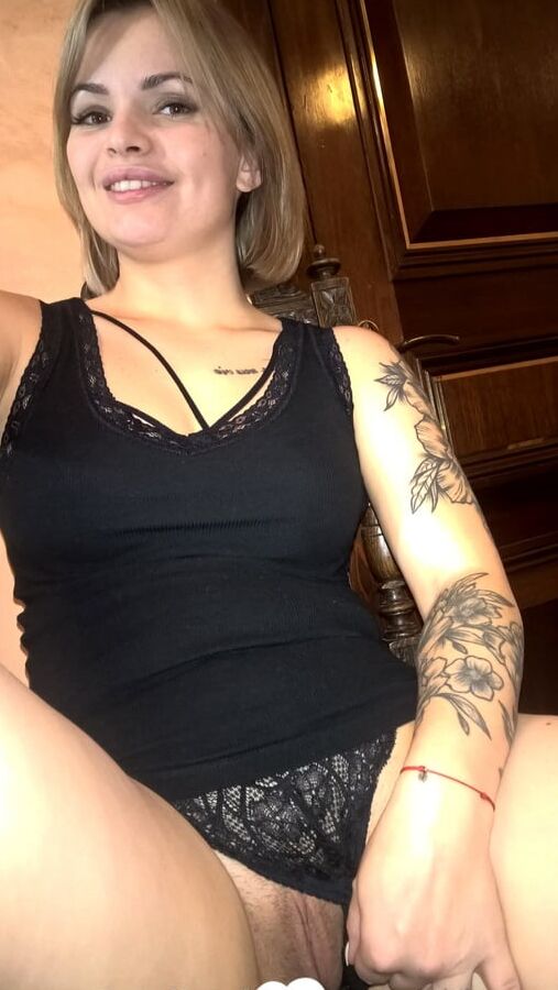 Cute tattooed beauty flashes her amazing tits