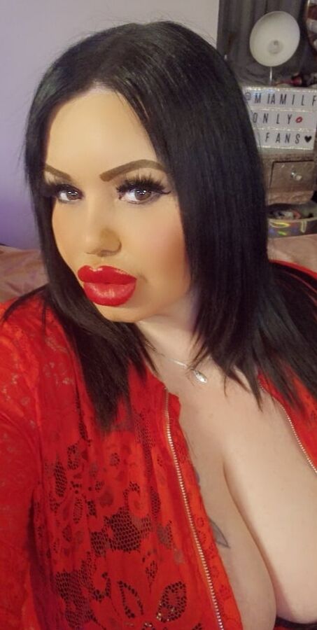 Onlyfans + webcam busty babe miamilf