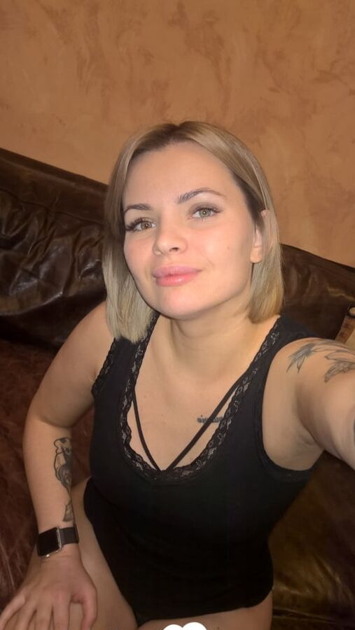 Cute tattooed beauty flashes her amazing tits