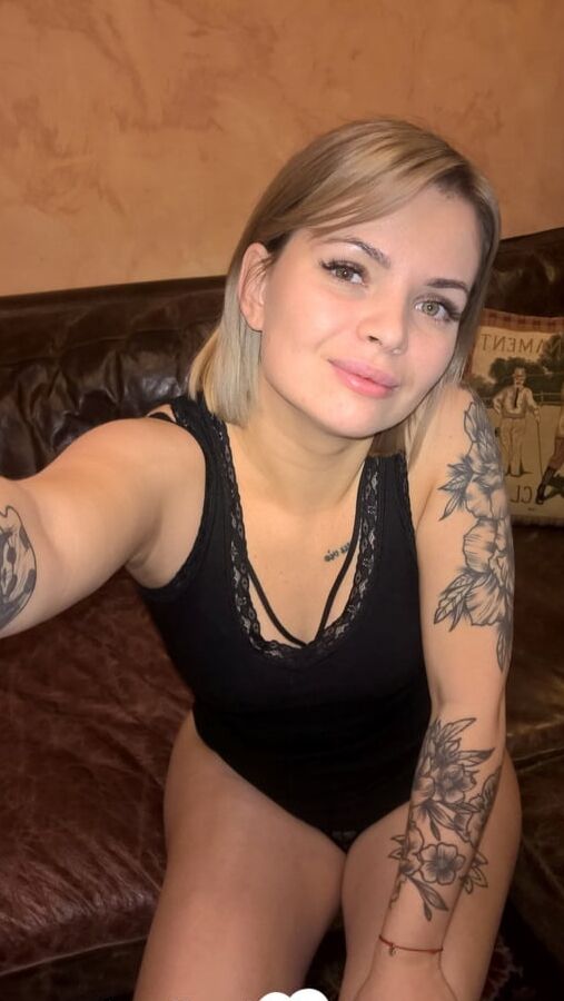 Cute tattooed beauty flashes her amazing tits