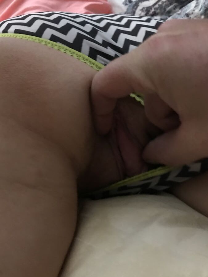 Peek at me from Behind American Milf 12