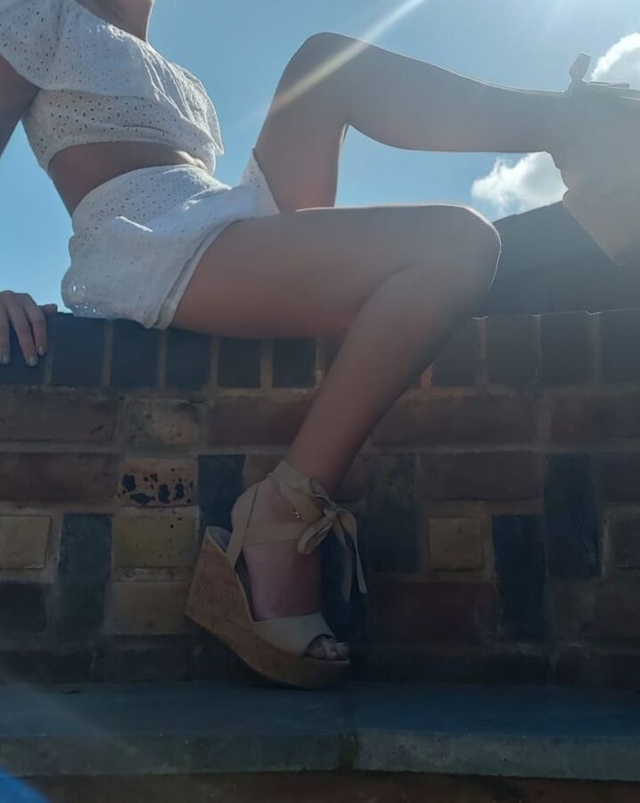 Cheeeeekymissy outside