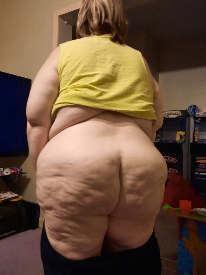 BBW Wife Showing Off Her Ass