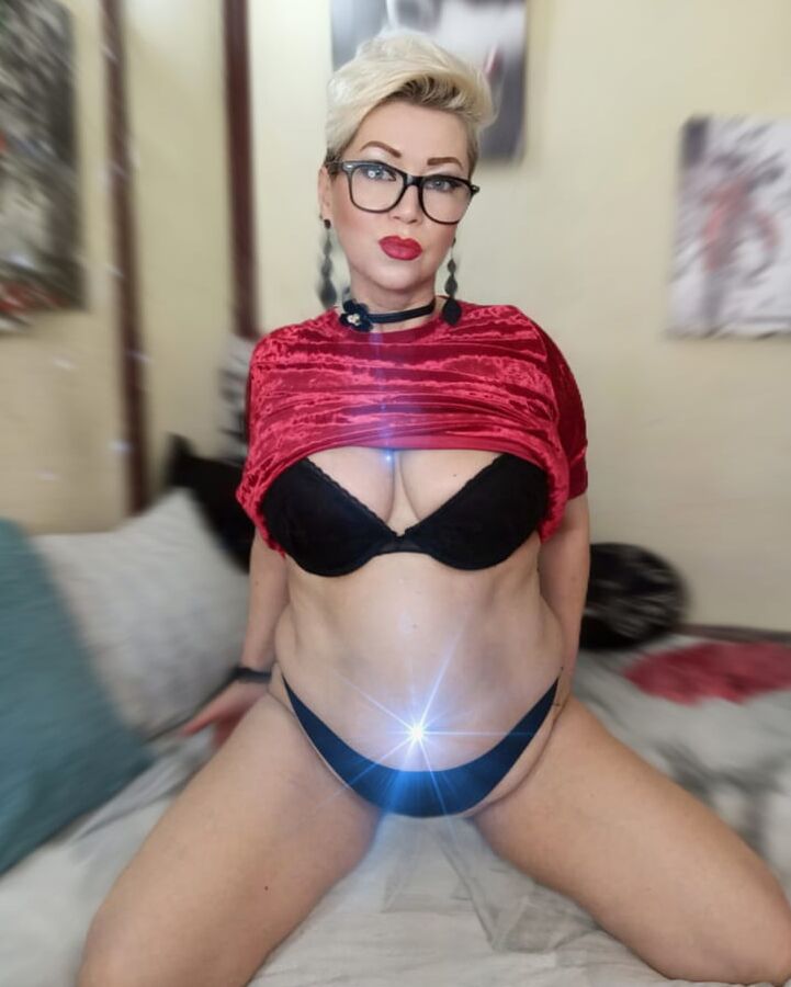 Russian MILF AimeeParadise is a glamorous bitch .!.
