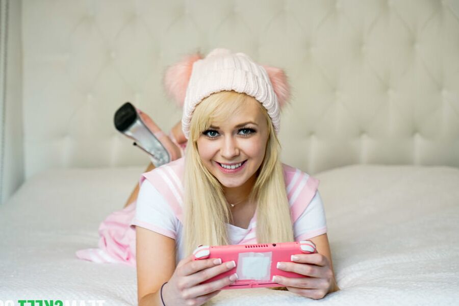 Ava Sinclaire - Gamer Tits