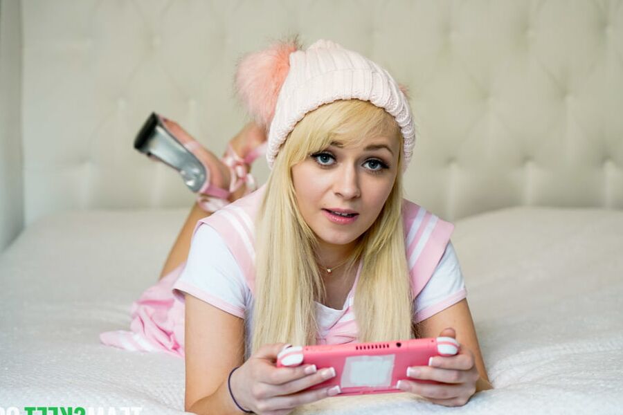 Ava Sinclaire - Gamer Tits