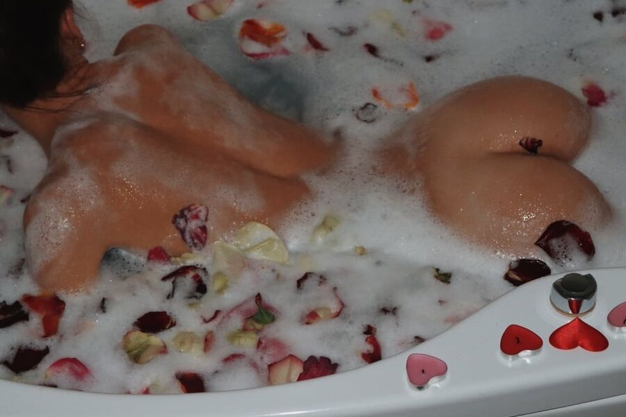 Sexy photo shoot in the jacuzzi