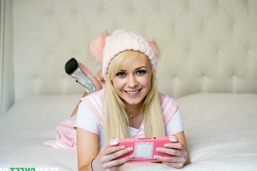 Ava Sinclaire - Gamer Tits