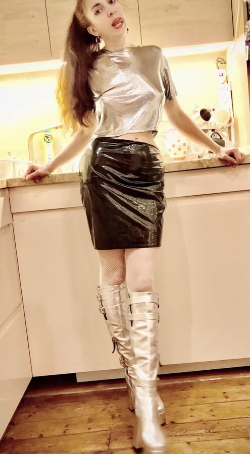 Sexy Tally in Silver boots