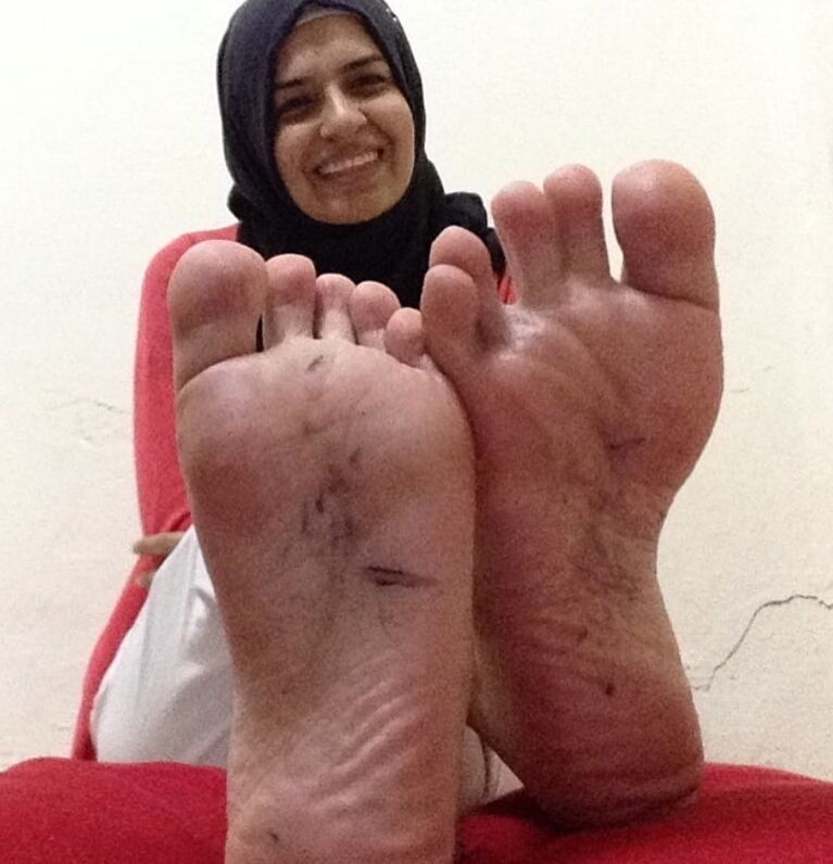 Hijab muslim sluts with SEXY FEET