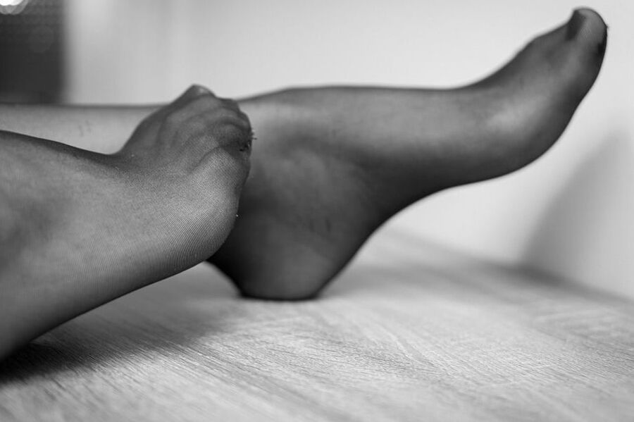 ArtisticWife and her feet