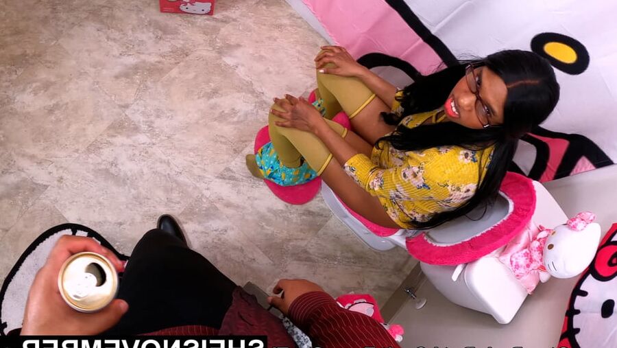 Watching My Step Daughter On Toilet Pissing With Legs Open