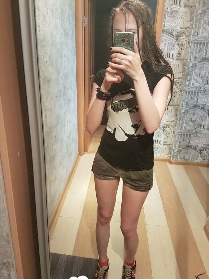 Hottie with great legs doing some nude selfies