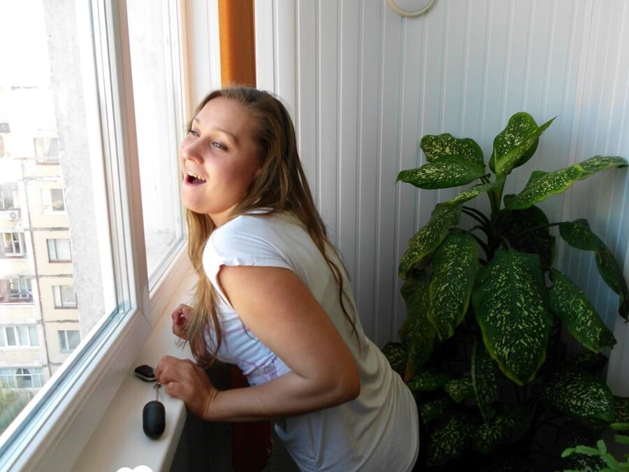 Sister's friend plays with a big plug