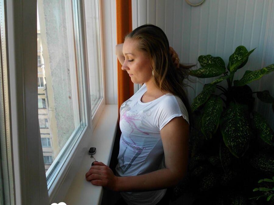 Sister's friend plays with a big plug