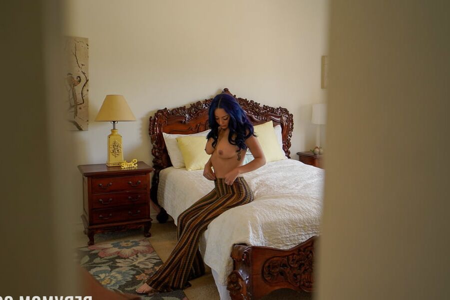 Eve Marlowe - The Eavesdropping Milf
