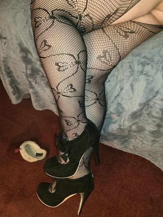 The cute piggy Lil Plumflowers Lovely Stockings Feet n Shoes