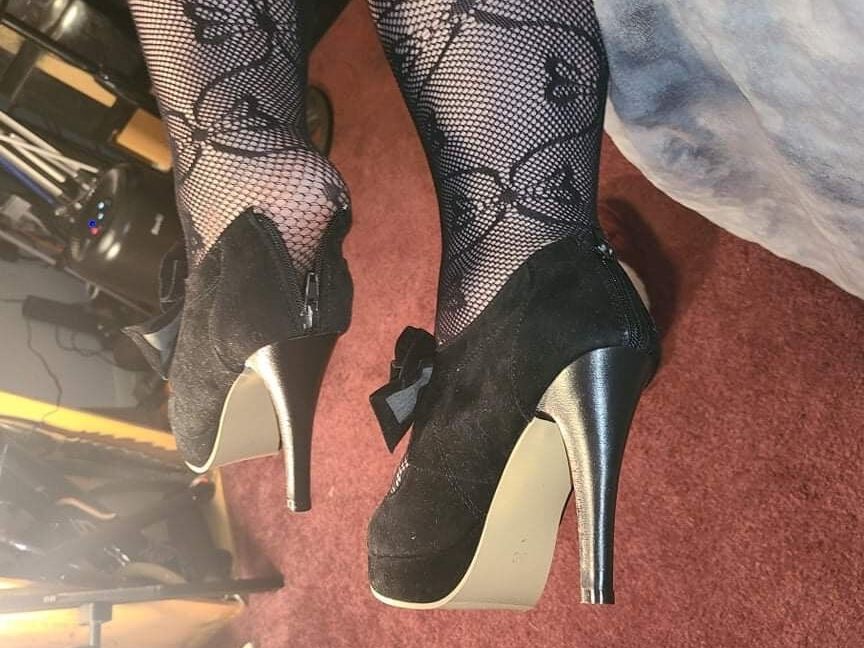 The cute piggy Lil Plumflowers Lovely Stockings Feet n Shoes