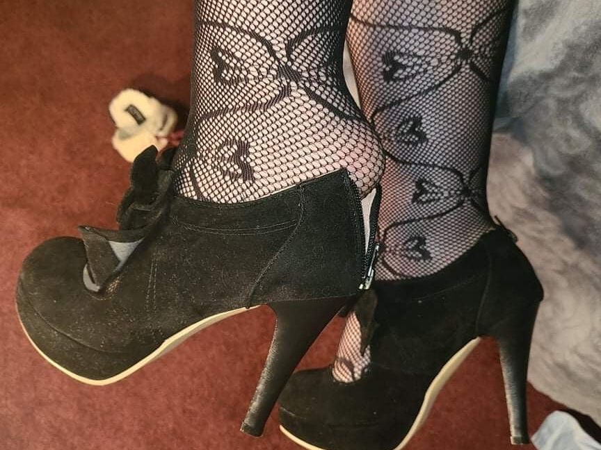 The cute piggy Lil Plumflowers Lovely Stockings Feet n Shoes