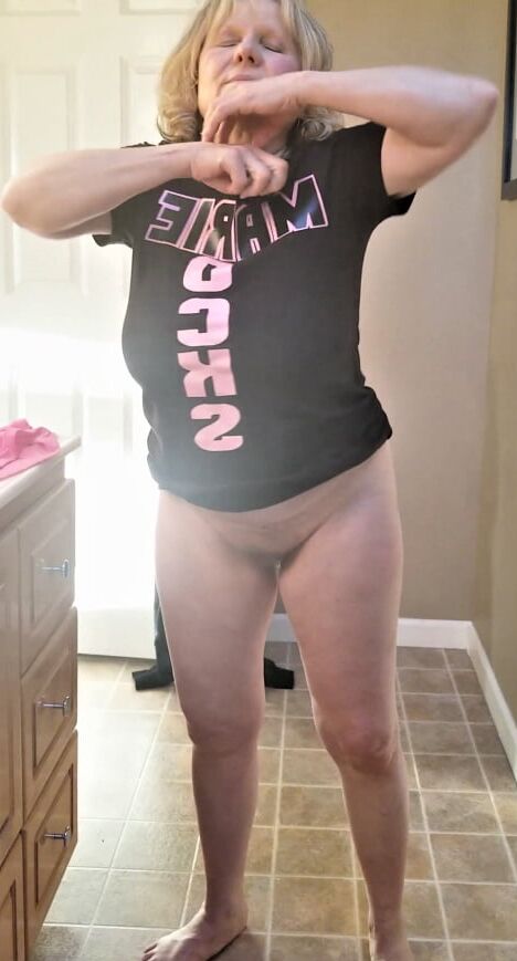 Hot granny MarieRocks changes in and out of clothes