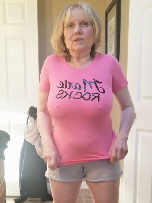 Hot granny MarieRocks changes in and out of clothes