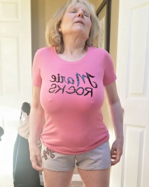 Hot granny MarieRocks changes in and out of clothes