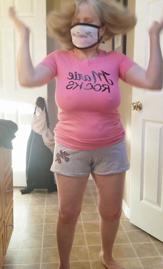 Hot granny MarieRocks changes in and out of clothes