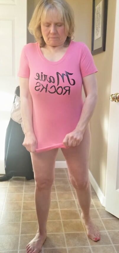 Hot granny MarieRocks changes in and out of clothes