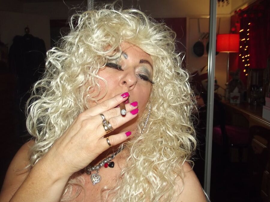 SMOKING FRIDAY SHIRLEY