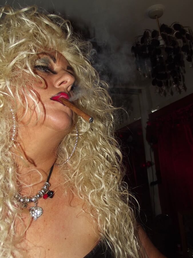 SMOKING FRIDAY SHIRLEY