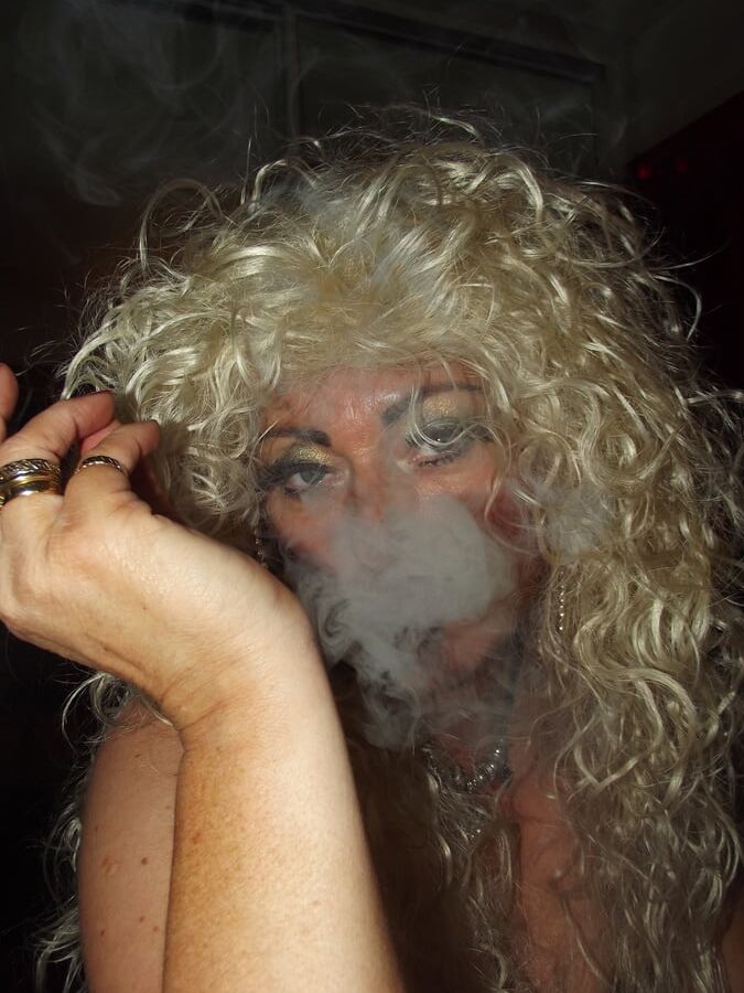 SMOKING FRIDAY SHIRLEY