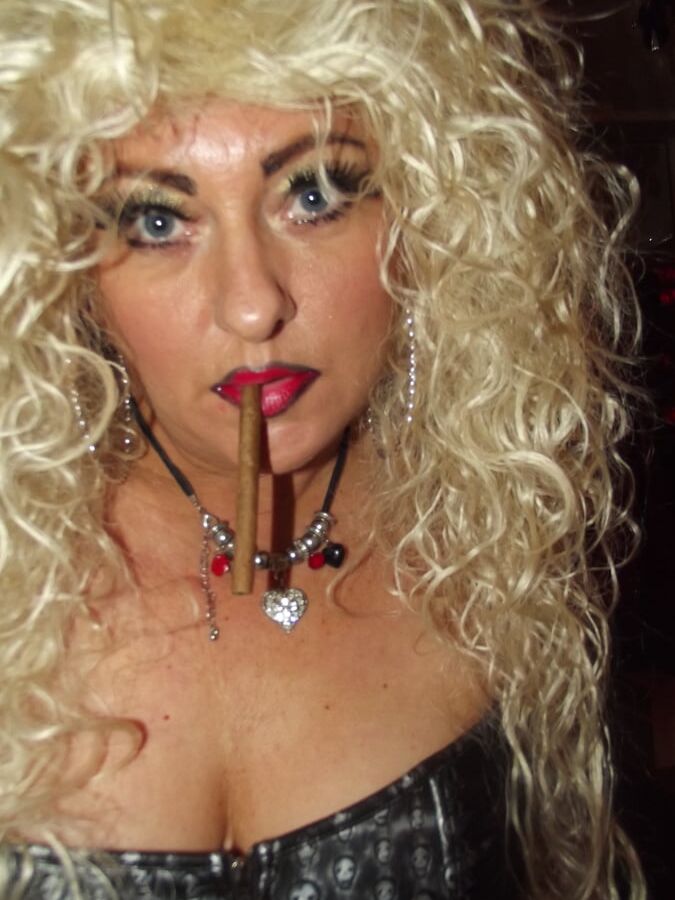 SMOKING FRIDAY SHIRLEY