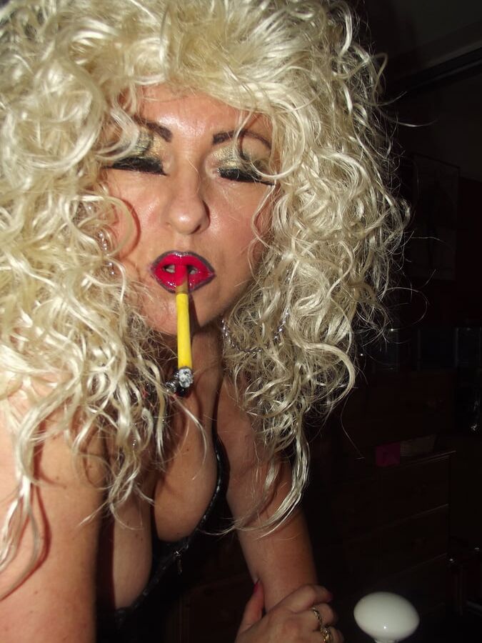 SMOKING FRIDAY SHIRLEY