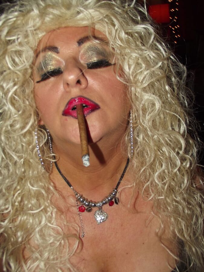 SMOKING FRIDAY SHIRLEY