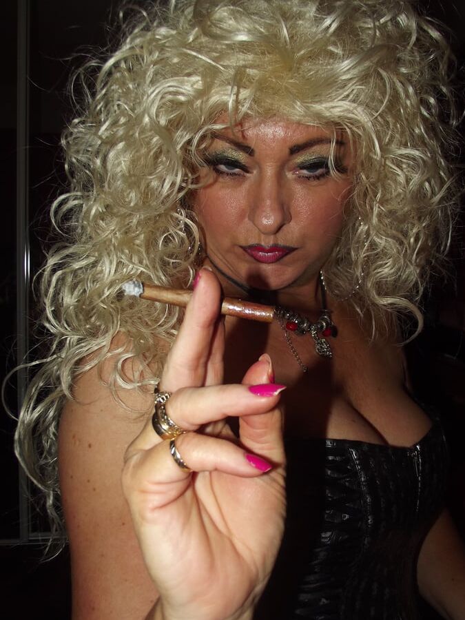 SMOKING FRIDAY SHIRLEY