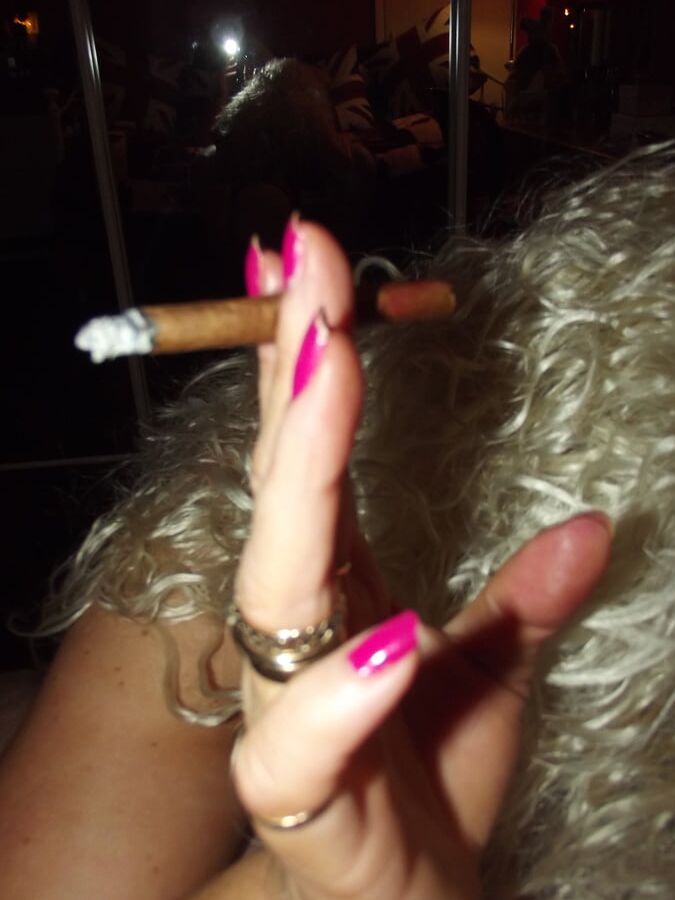 SMOKING FRIDAY SHIRLEY