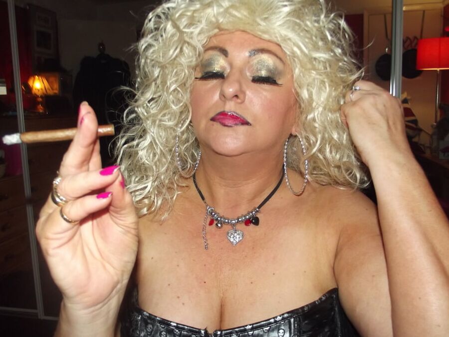 SMOKING FRIDAY SHIRLEY