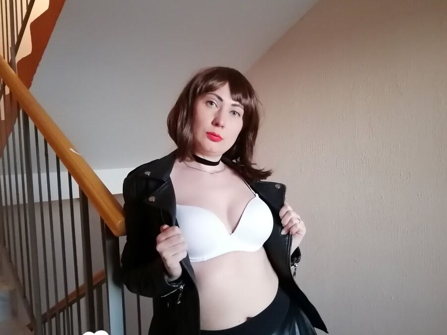 MILF in stockings rubbing it in the hallway