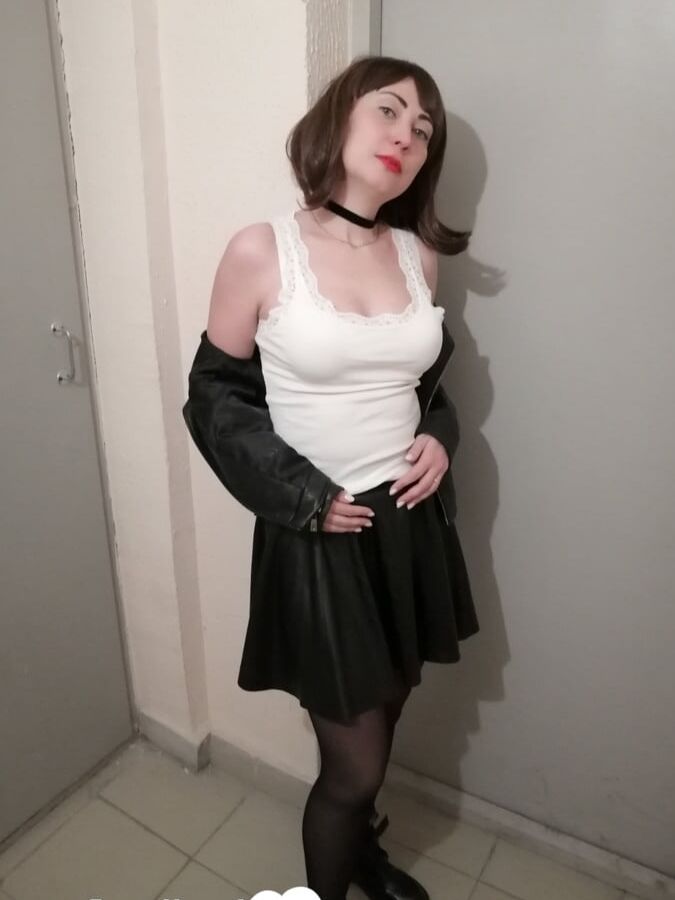 MILF in stockings rubbing it in the hallway